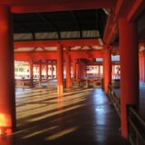世界遺産 宮島の厳島神社を参拝。海上の赤の社殿と大鳥居が美しい！
