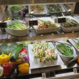 ショーケースのサラダが彩り鮮やか！広島アンデルセンのカフェに行ってきたよ