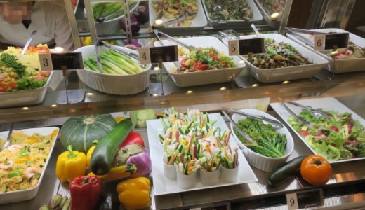 ショーケースのサラダが彩り鮮やか！広島アンデルセンのカフェに行ってきたよ